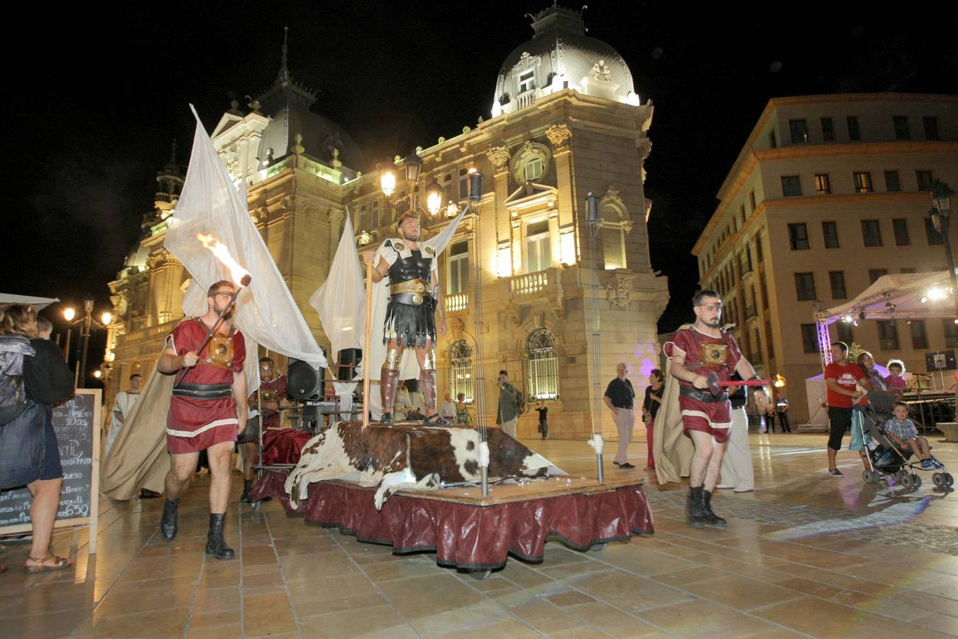 Los púnicos dan protagonismo por la mañana a los niños y recrean por la tarde y noche la Fundación de Qart Hadast