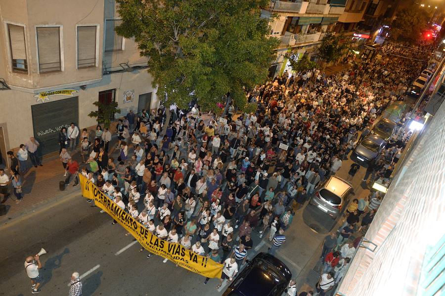 Miles de vecinos realizan una marcha desde la calle Torre de Romo hasta la Delegación del Gobierno para volver a pedir el soterramiento de las vías