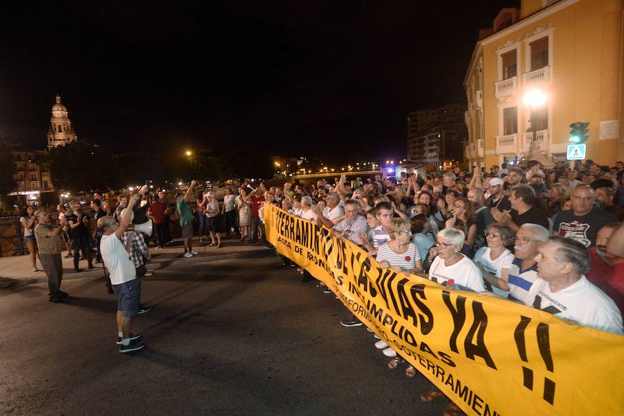 Miles de vecinos realizan una marcha desde la calle Torre de Romo hasta la Delegación del Gobierno para volver a pedir el soterramiento de las vías