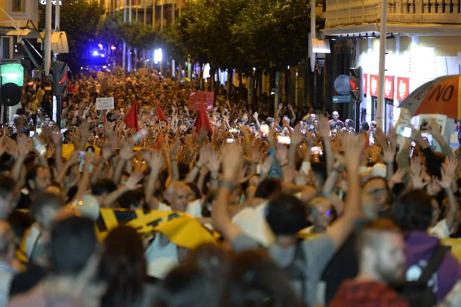 Miles de vecinos realizan una marcha desde la calle Torre de Romo hasta la Delegación del Gobierno para volver a pedir el soterramiento de las vías