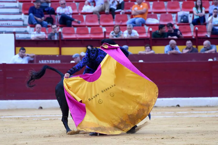 La novillada con picadores de la Feria de Murcia tuvo como gran protagonista al debutante Ramón Serrano. Cortó tres orejas en la tarde que hacía su presentación con los del castoreño y causó una gratísima impresión