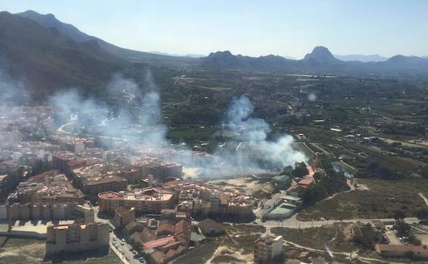 Imágenes aéreas del incendio de este lunes en Cieza. 