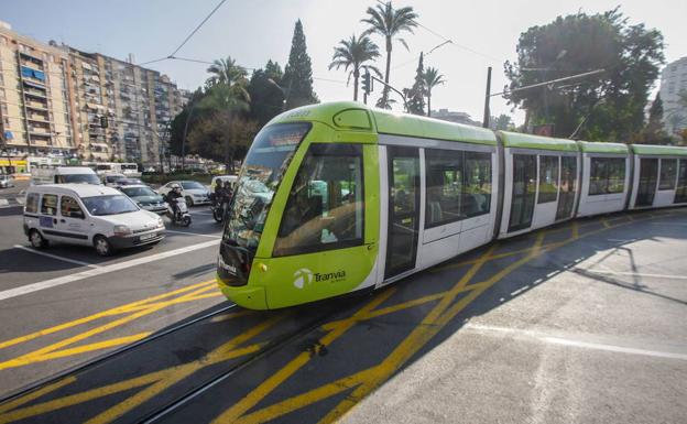 El Tranvia a su paso por la Redonda.