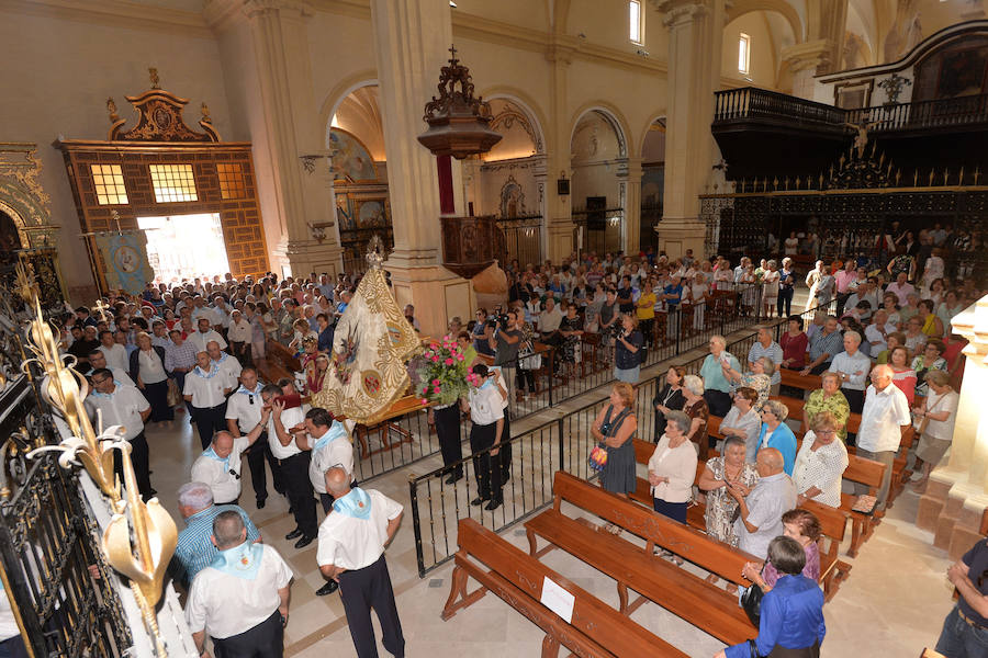 La Patrona de Lorca es llevada en romería por una mar de fieles desde su santuario