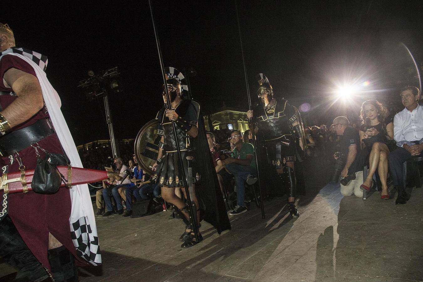 Una banda sonora propia realza la entrada de los personajes carthagineses a un escenario con más luz y fuegos, para disfrute de 1.300 espectadores