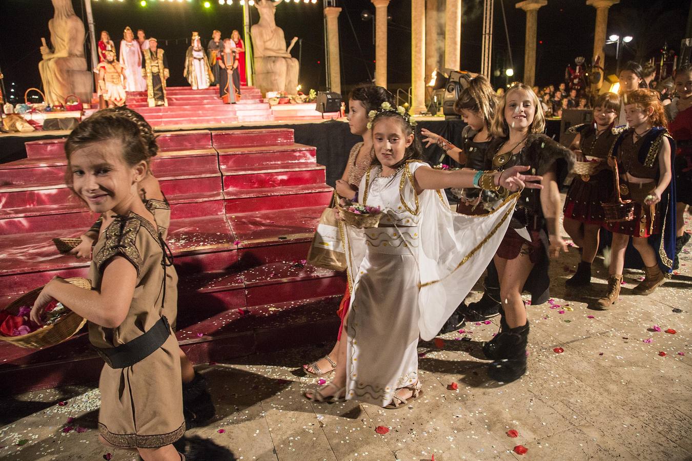 Una banda sonora propia realza la entrada de los personajes carthagineses a un escenario con más luz y fuegos, para disfrute de 1.300 espectadores