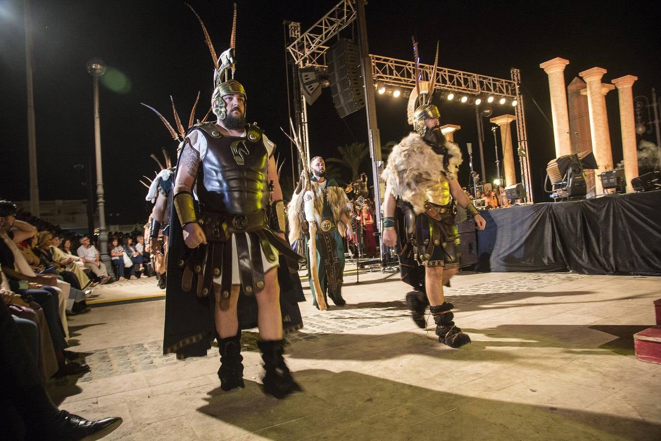 Una banda sonora propia realza la entrada de los personajes carthagineses a un escenario con más luz y fuegos, para disfrute de 1.300 espectadores