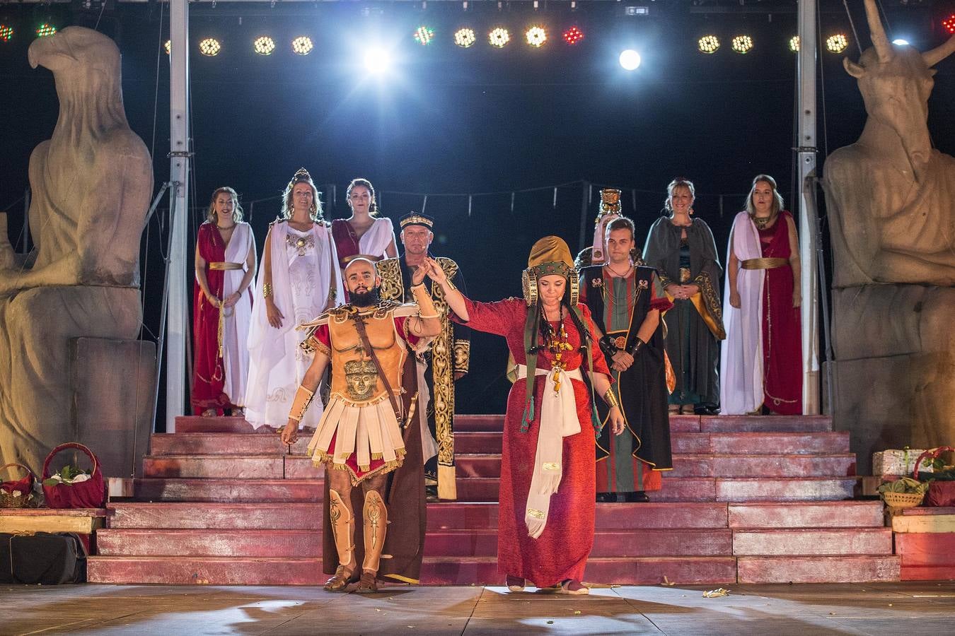 Una banda sonora propia realza la entrada de los personajes carthagineses a un escenario con más luz y fuegos, para disfrute de 1.300 espectadores