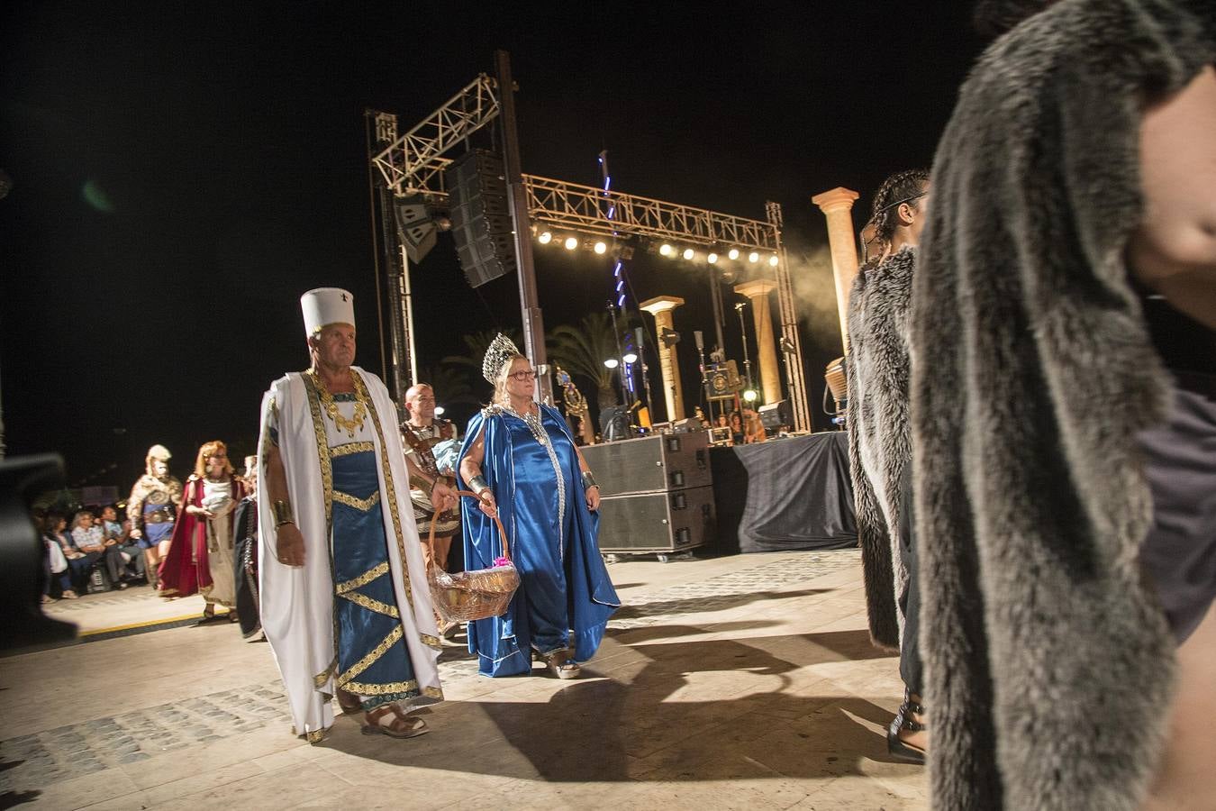 Una banda sonora propia realza la entrada de los personajes carthagineses a un escenario con más luz y fuegos, para disfrute de 1.300 espectadores