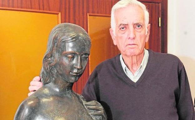 José Hernández, junto a una de sus esculturas.