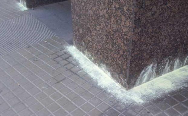 La Policía avisa sobre el azufre en las fachadas: Tóxico, ilegal y encima no sirve para nada