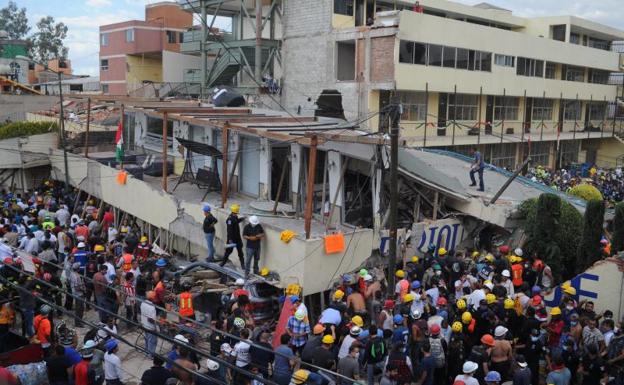 Rescatistas y voluntarios en el Colegio Enrique Rebsamen.