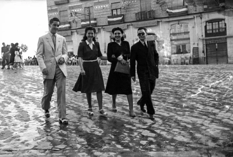 La Murcia de los años 40 es la protagonista de una excepcional exposición en Los Molinos del Río con una mínima parte de la obra fotográfica de Luis Argemí (1920-1994), retratista de calle que puso delante de su objetivo una Murcia que recuperaba la ilusión.