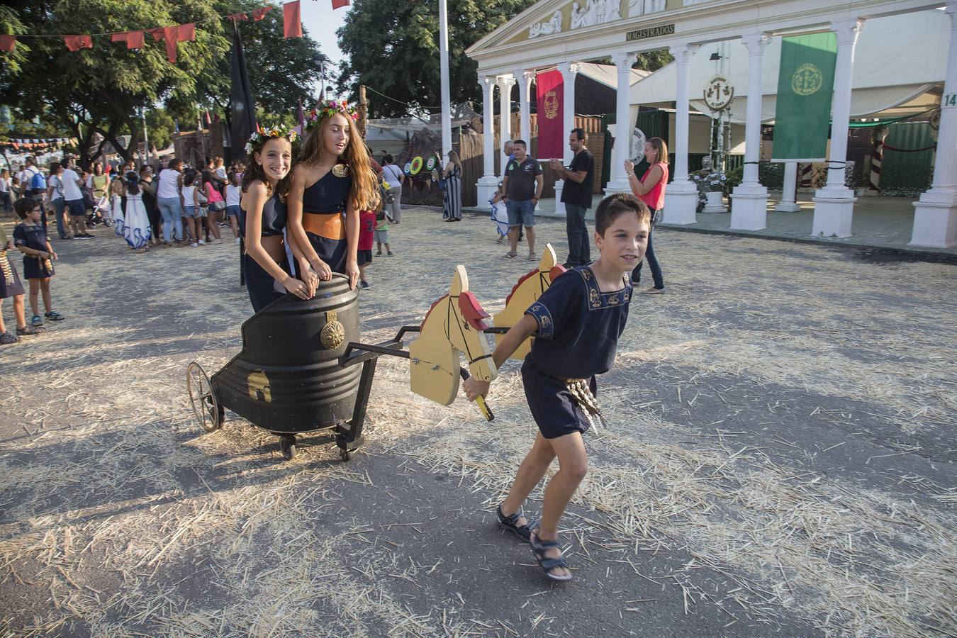 Los juegos de habilidad en las calles romana y carthaginesa, más numerosos y trabajados, superan en afluencia a los del año pasado en las fiestas de Cartagena 