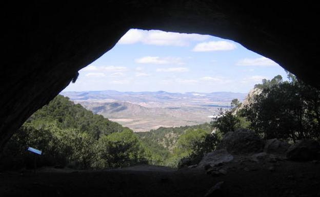 La boca de la Cueva del Lagrimal, fotografiada desde el interior.