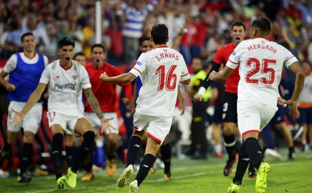Jesús Navas celebra el gol sevillista.