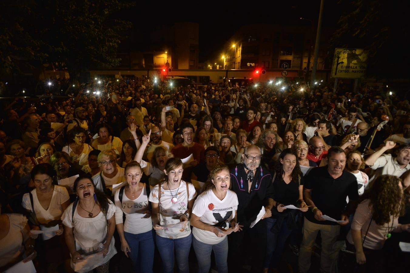 Más de 300 músicos de la Región interpretaron una versión de la canción 'The Wall', de Pink Floyd, junto al paso a nivel de Santiago el Mayor