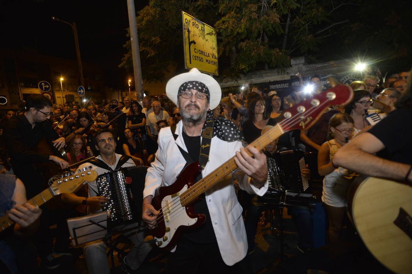 Más de 300 músicos de la Región interpretaron una versión de la canción 'The Wall', de Pink Floyd, junto al paso a nivel de Santiago el Mayor