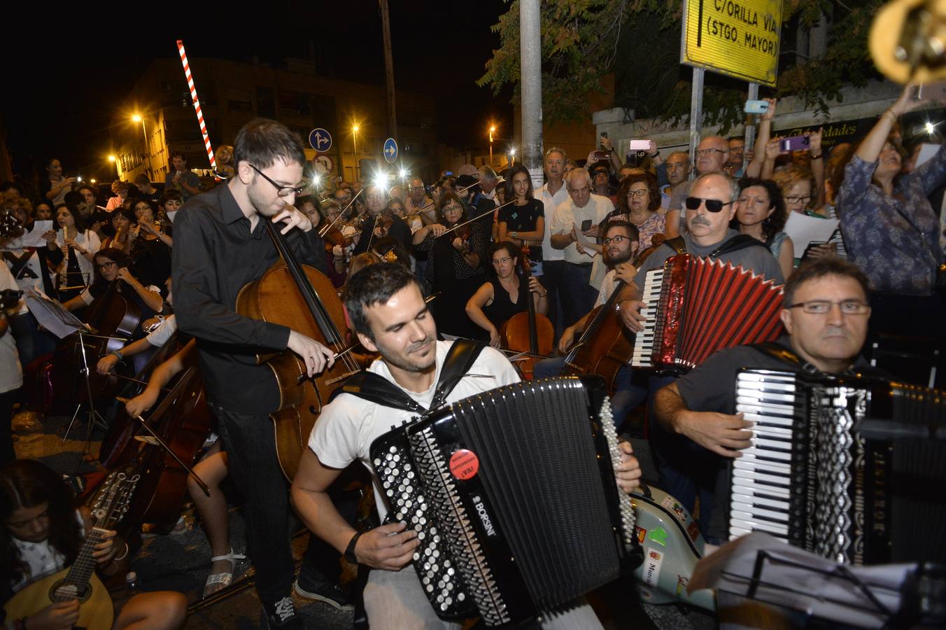 Más de 300 músicos de la Región interpretaron una versión de la canción 'The Wall', de Pink Floyd, junto al paso a nivel de Santiago el Mayor