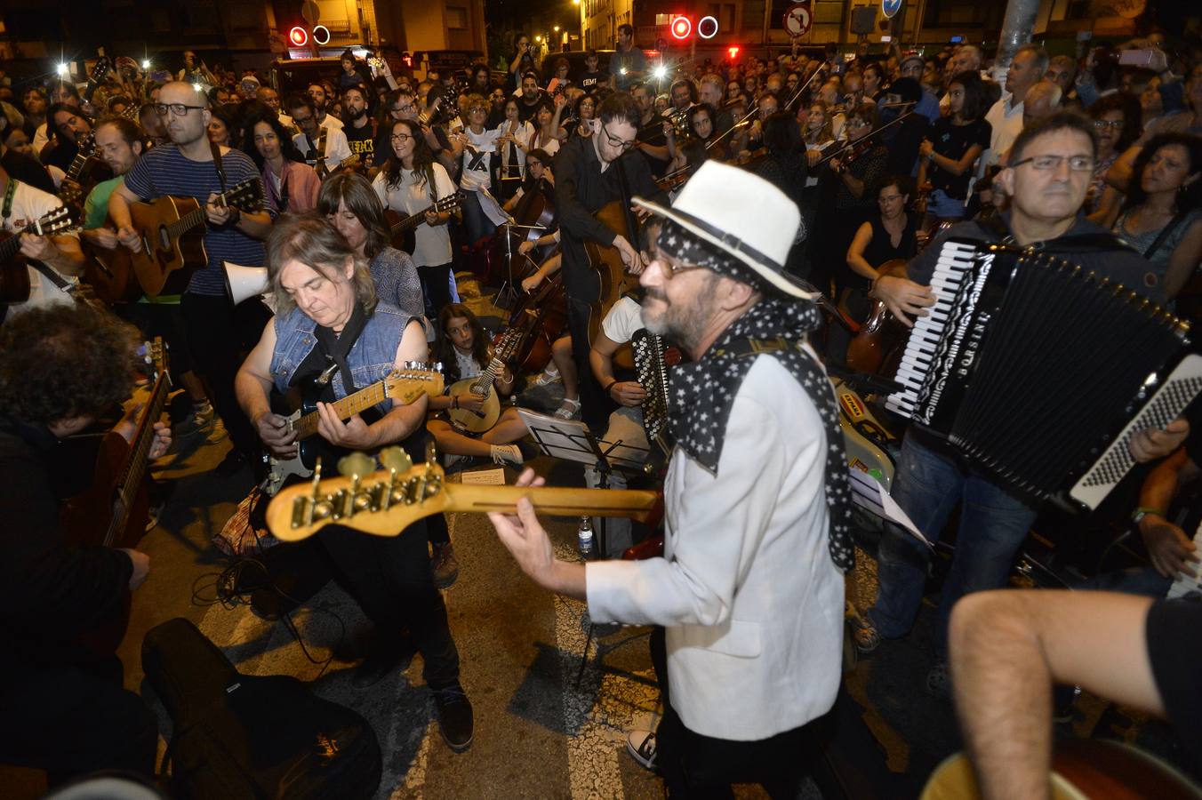 Más de 300 músicos de la Región interpretaron una versión de la canción 'The Wall', de Pink Floyd, junto al paso a nivel de Santiago el Mayor