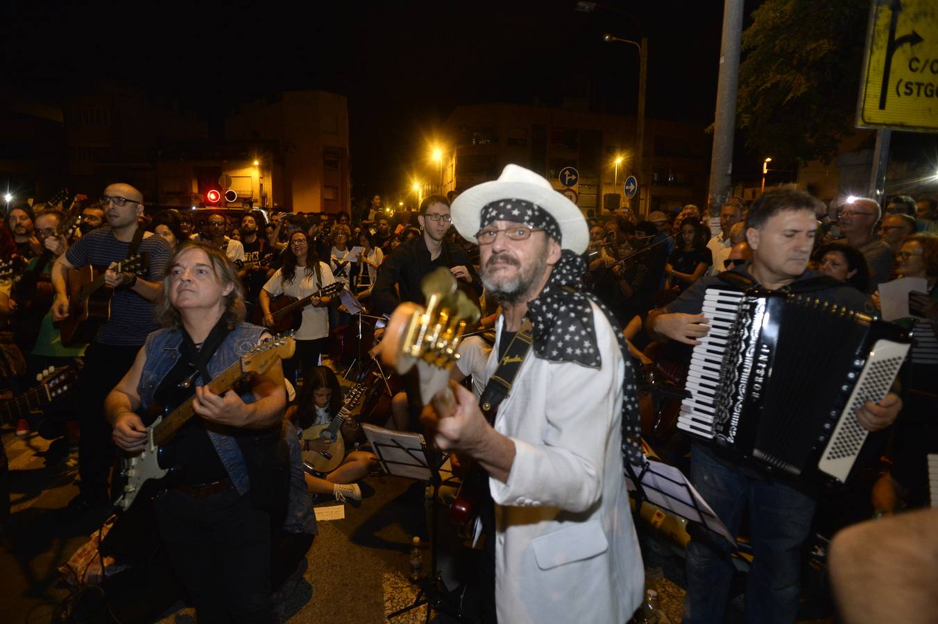 Más de 300 músicos de la Región interpretaron una versión de la canción 'The Wall', de Pink Floyd, junto al paso a nivel de Santiago el Mayor