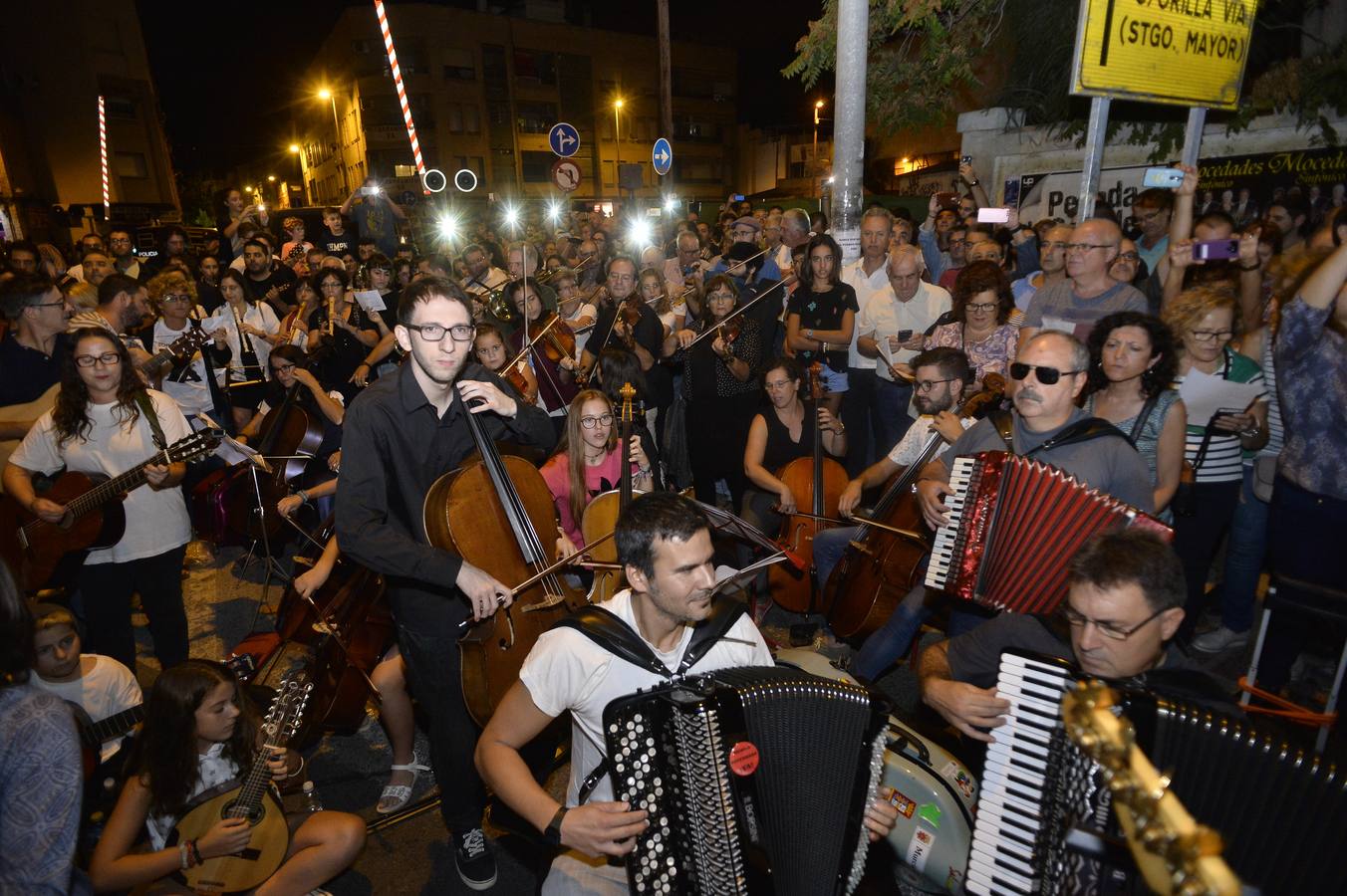 Más de 300 músicos de la Región interpretaron una versión de la canción 'The Wall', de Pink Floyd, junto al paso a nivel de Santiago el Mayor