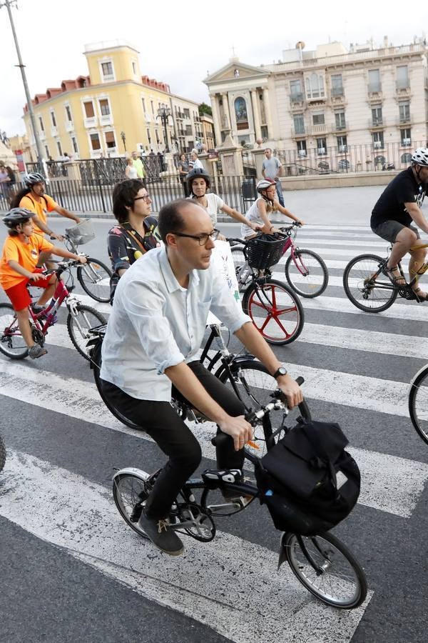 Más de 300 músicos de la Región interpretaron una versión de la canción 'The Wall', de Pink Floyd, junto al paso a nivel de Santiago el Mayor. También hubo una concentración en bici en apoyo al soterramiento.