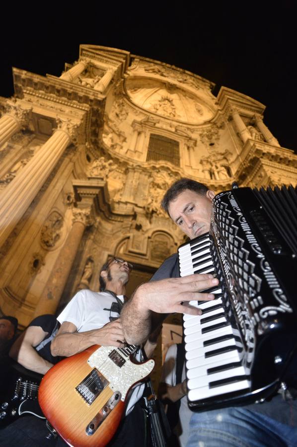 Más de 300 músicos de la Región interpretaron una versión de la canción 'The Wall', de Pink Floyd, junto al paso a nivel de Santiago el Mayor. También hubo una concentración en bici en apoyo al soterramiento.