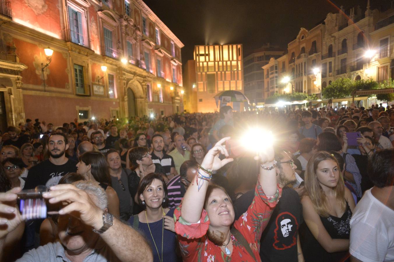 Más de 300 músicos de la Región interpretaron una versión de la canción 'The Wall', de Pink Floyd, junto al paso a nivel de Santiago el Mayor. También hubo una concentración en bici en apoyo al soterramiento.