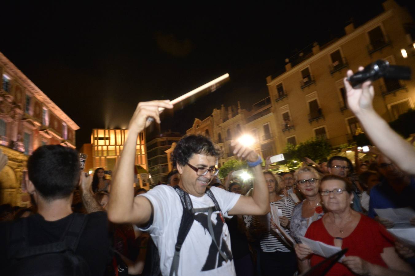 Más de 300 músicos de la Región interpretaron una versión de la canción 'The Wall', de Pink Floyd, junto al paso a nivel de Santiago el Mayor. También hubo una concentración en bici en apoyo al soterramiento.