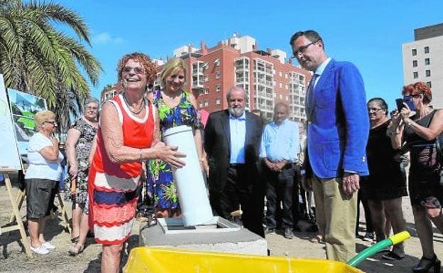 María Teresa Palacín coloca la primera piedra del nuevo centro para enfermos de alzhéimer.