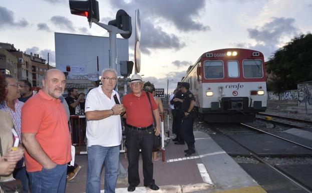 Cayo Lara (de blanco) junto a Joaquín Contreras, portavoz de la Plataforma, este viernes en Murcia.