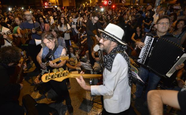 Músicos participantes en el concierto pro soterramiento, este viernes, en las inmediaciones del paso a nivel de Santiago el Mayor.