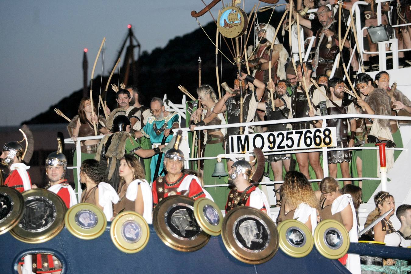 El auditorio del Muelle de Cartagena se llena para ver el desembarco de los mercenarios y su unión a las huestes púnicas 