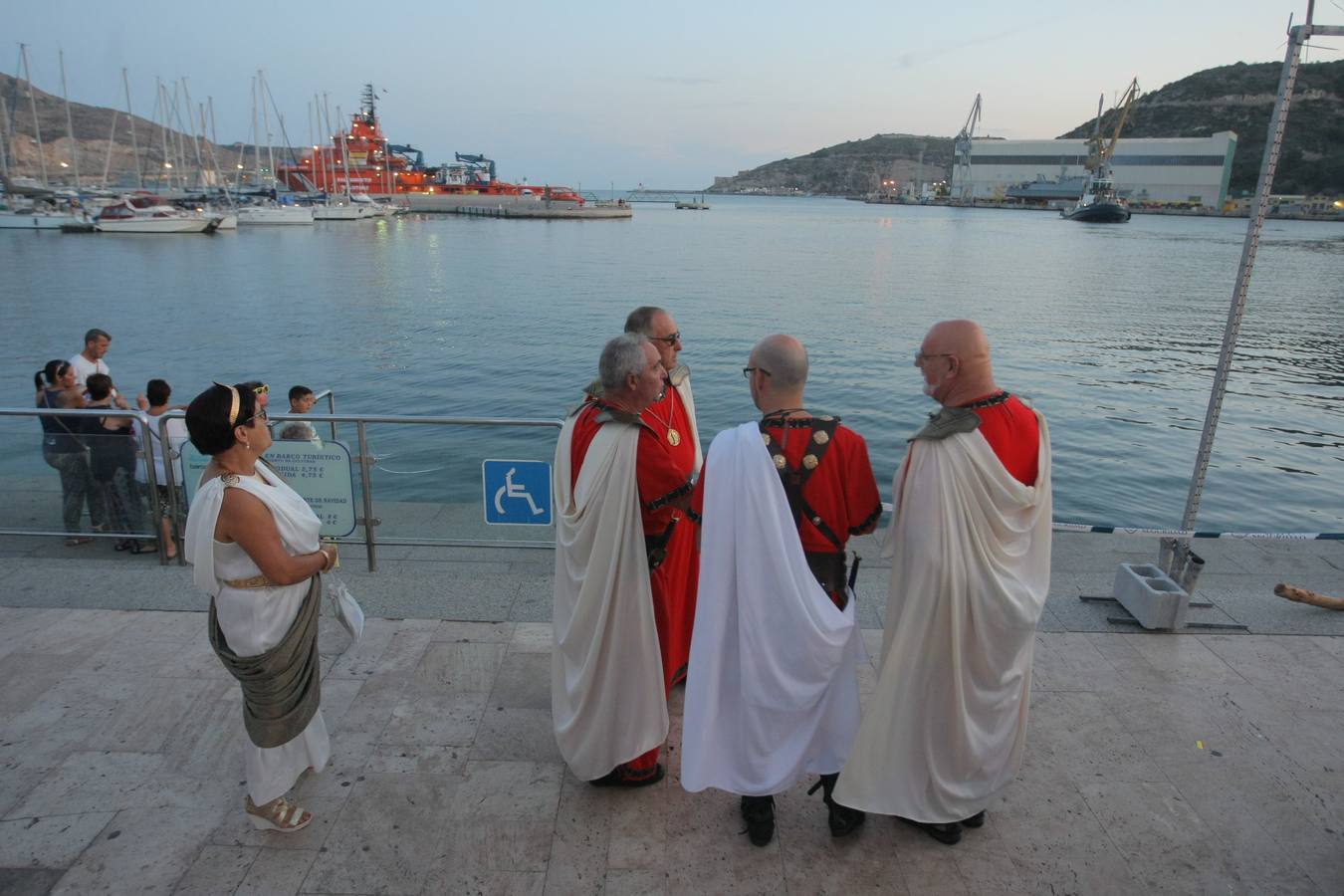 El auditorio del Muelle de Cartagena se llena para ver el desembarco de los mercenarios y su unión a las huestes púnicas 