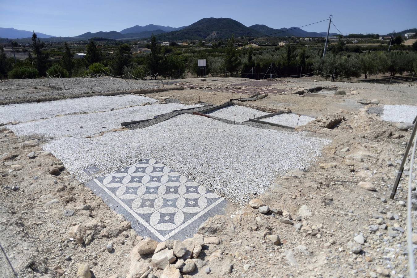 Ya en el Neolítico se elaboraba vino en Bullas. Visitarla en estos días es una oportunidad para curiosear en la villa romana de Los Cantos, una enorme explotación agropecuaria en fase de excavación arqueológica