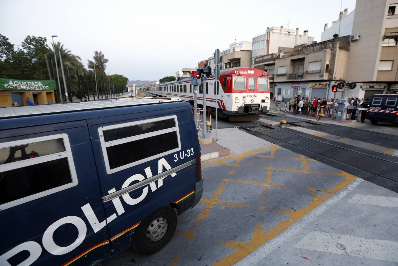 Miles de personas vuelven a concentrarse en las inmediaciones del paso a nivel de Santiago el Mayor y recorren el centro de Murcia para protestar por las obras del AVE