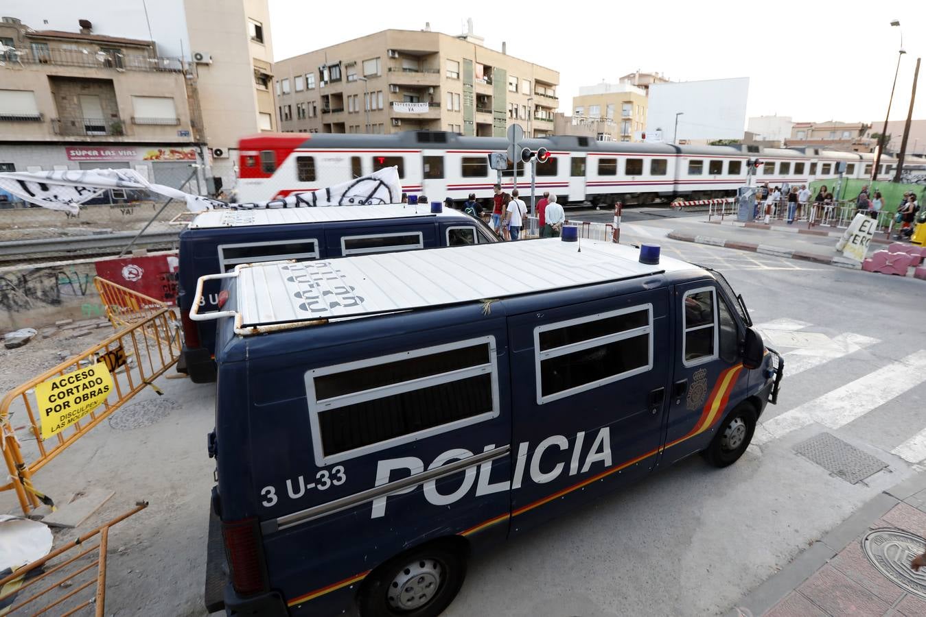 Miles de personas vuelven a concentrarse en las inmediaciones del paso a nivel de Santiago el Mayor y recorren el centro de Murcia para protestar por las obras del AVE