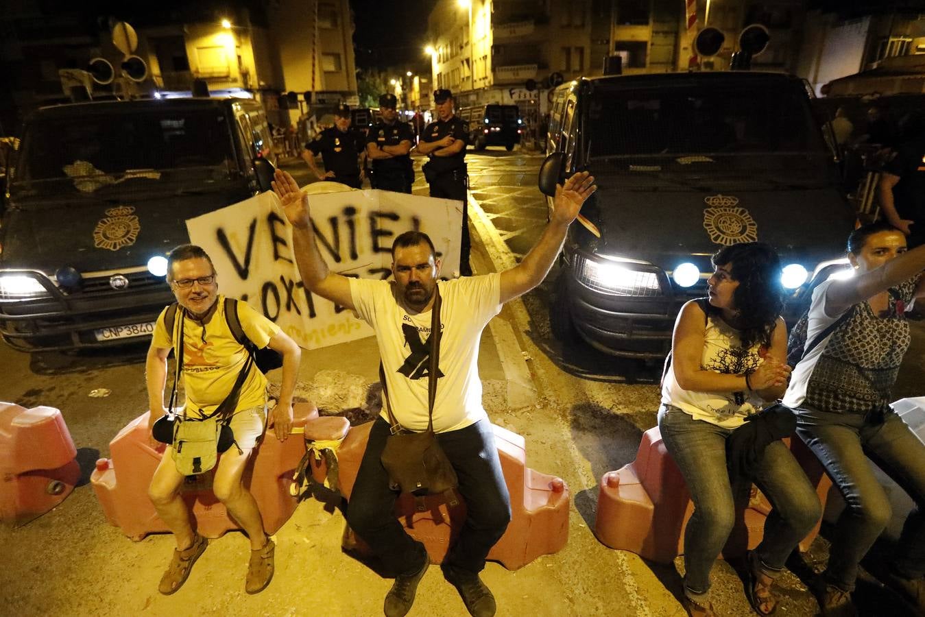 Miles de personas vuelven a concentrarse en las inmediaciones del paso a nivel de Santiago el Mayor y recorren el centro de Murcia para protestar por las obras del AVE