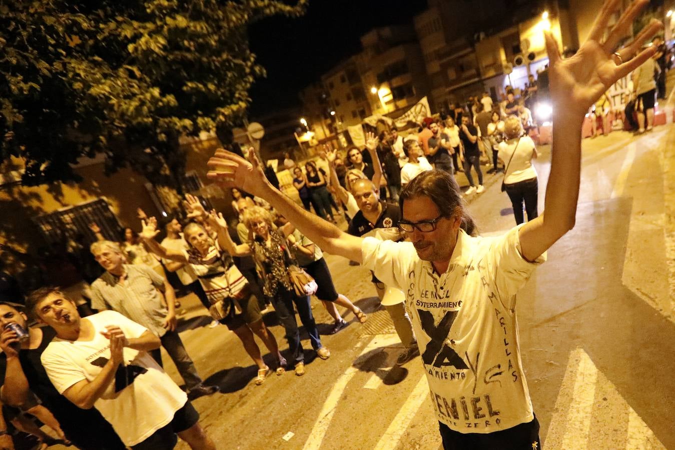 Miles de personas vuelven a concentrarse en las inmediaciones del paso a nivel de Santiago el Mayor y recorren el centro de Murcia para protestar por las obras del AVE