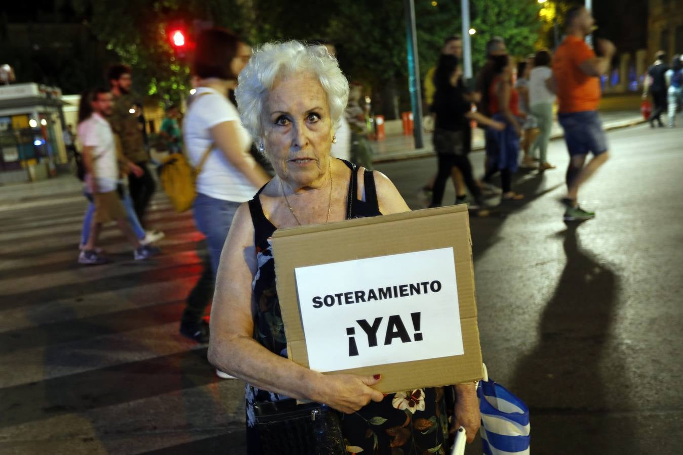 Miles de personas vuelven a concentrarse en las inmediaciones del paso a nivel de Santiago el Mayor y recorren el centro de Murcia para protestar por las obras del AVE