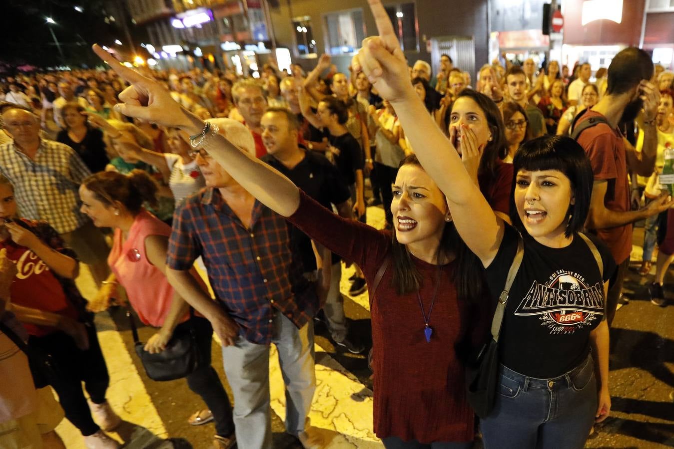 Miles de personas vuelven a concentrarse en las inmediaciones del paso a nivel de Santiago el Mayor y recorren el centro de Murcia para protestar por las obras del AVE