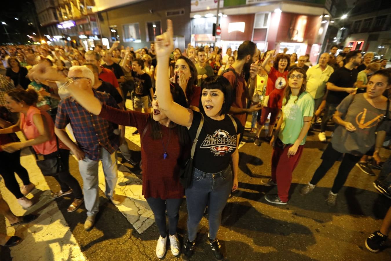 Miles de personas vuelven a concentrarse en las inmediaciones del paso a nivel de Santiago el Mayor y recorren el centro de Murcia para protestar por las obras del AVE