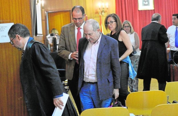 Alvarado, Ródenas, Guerrero y Muñoz abandonan la sala de vistas de la Audiencia, con motivo de uno de los recesos.