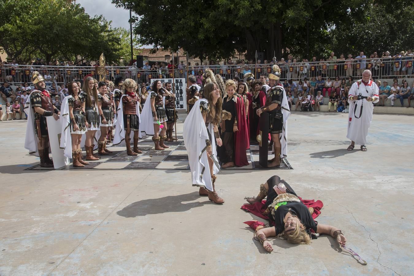 La recuperación del Ajedrez Viviente en la plaza de Juan XXIII da color festero y entretiene a los cartageneros en el día grande 