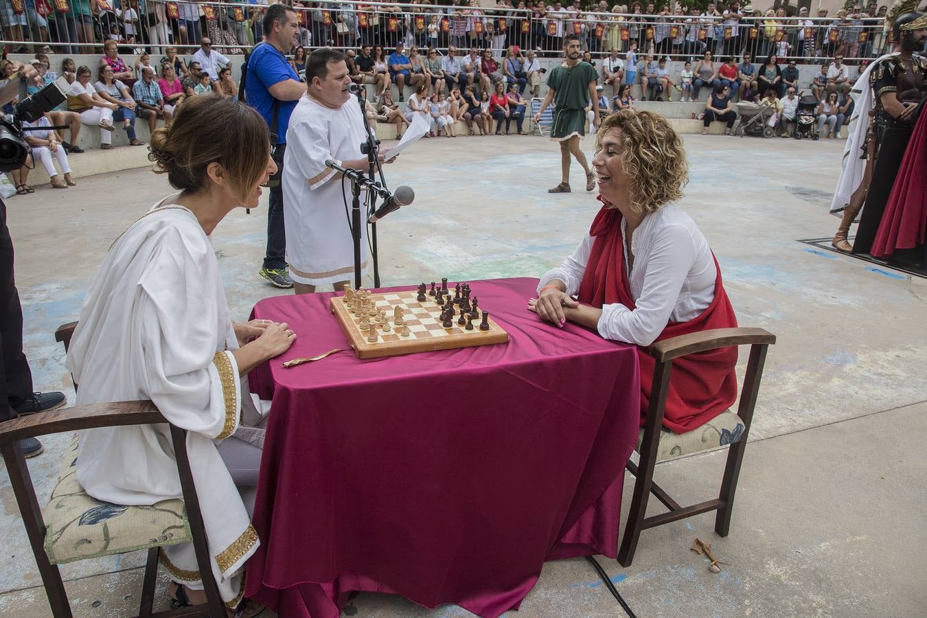 La recuperación del Ajedrez Viviente en la plaza de Juan XXIII da color festero y entretiene a los cartageneros en el día grande 