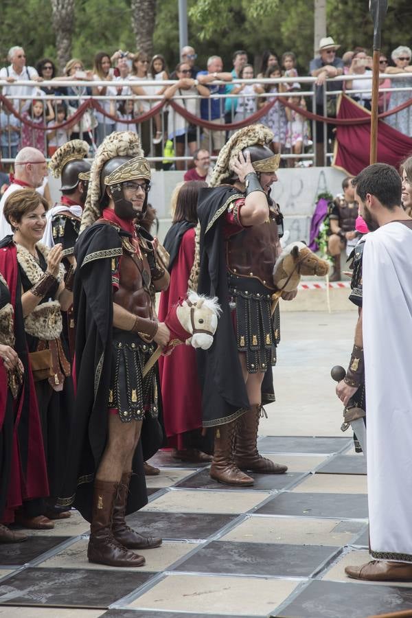 La recuperación del Ajedrez Viviente en la plaza de Juan XXIII da color festero y entretiene a los cartageneros en el día grande 