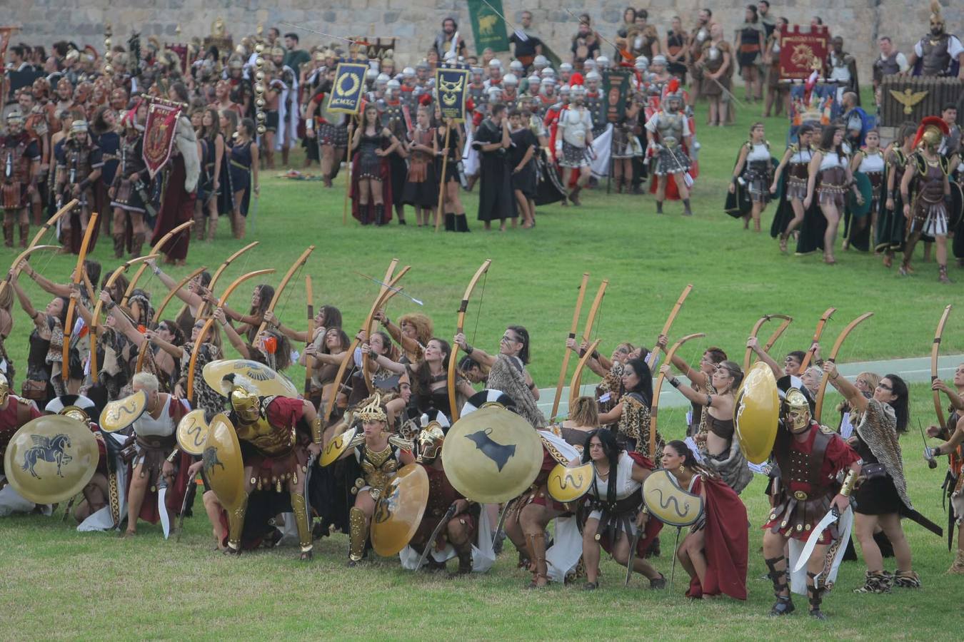 Las escenas de acción entretienen a casi 5.000 espectadores durante la Gran Batalla por la toma de Qart Hadast de las Fiestas de Carthagineses y Romanos