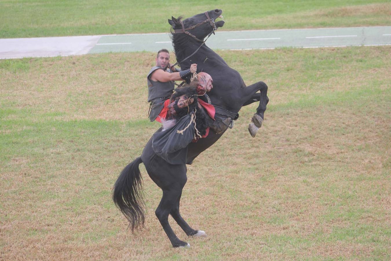 Las escenas de acción entretienen a casi 5.000 espectadores durante la Gran Batalla por la toma de Qart Hadast de las Fiestas de Carthagineses y Romanos