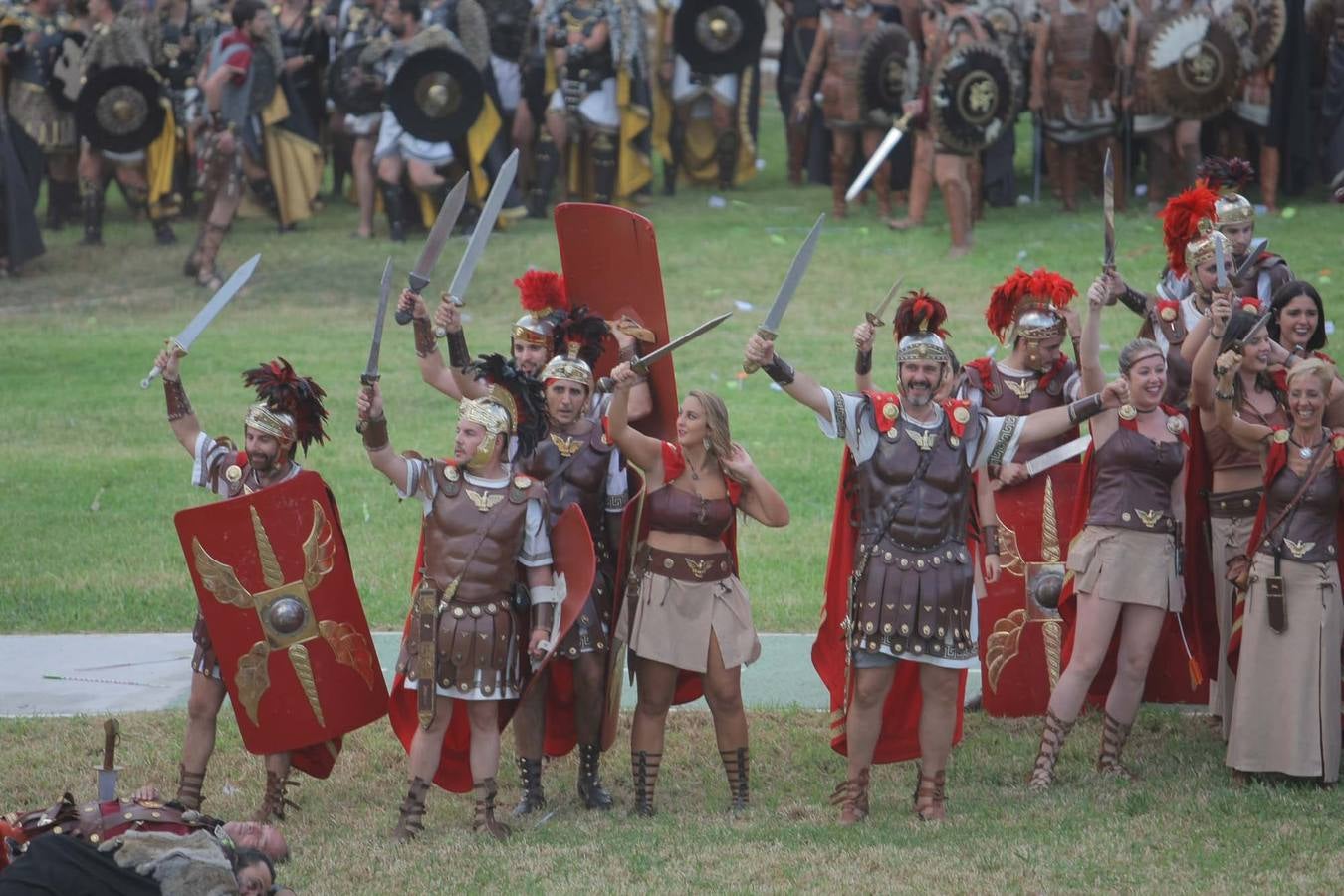 Las escenas de acción entretienen a casi 5.000 espectadores durante la Gran Batalla por la toma de Qart Hadast de las Fiestas de Carthagineses y Romanos